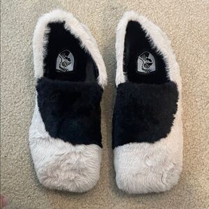VHNY Women's Cozy Black and Cream Slippers size-7